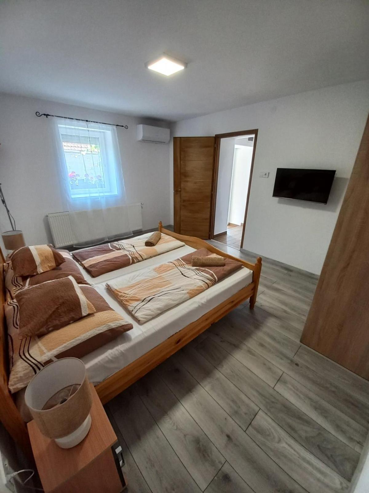 Oazis Apartman Шарошпатак Екстер'єр фото